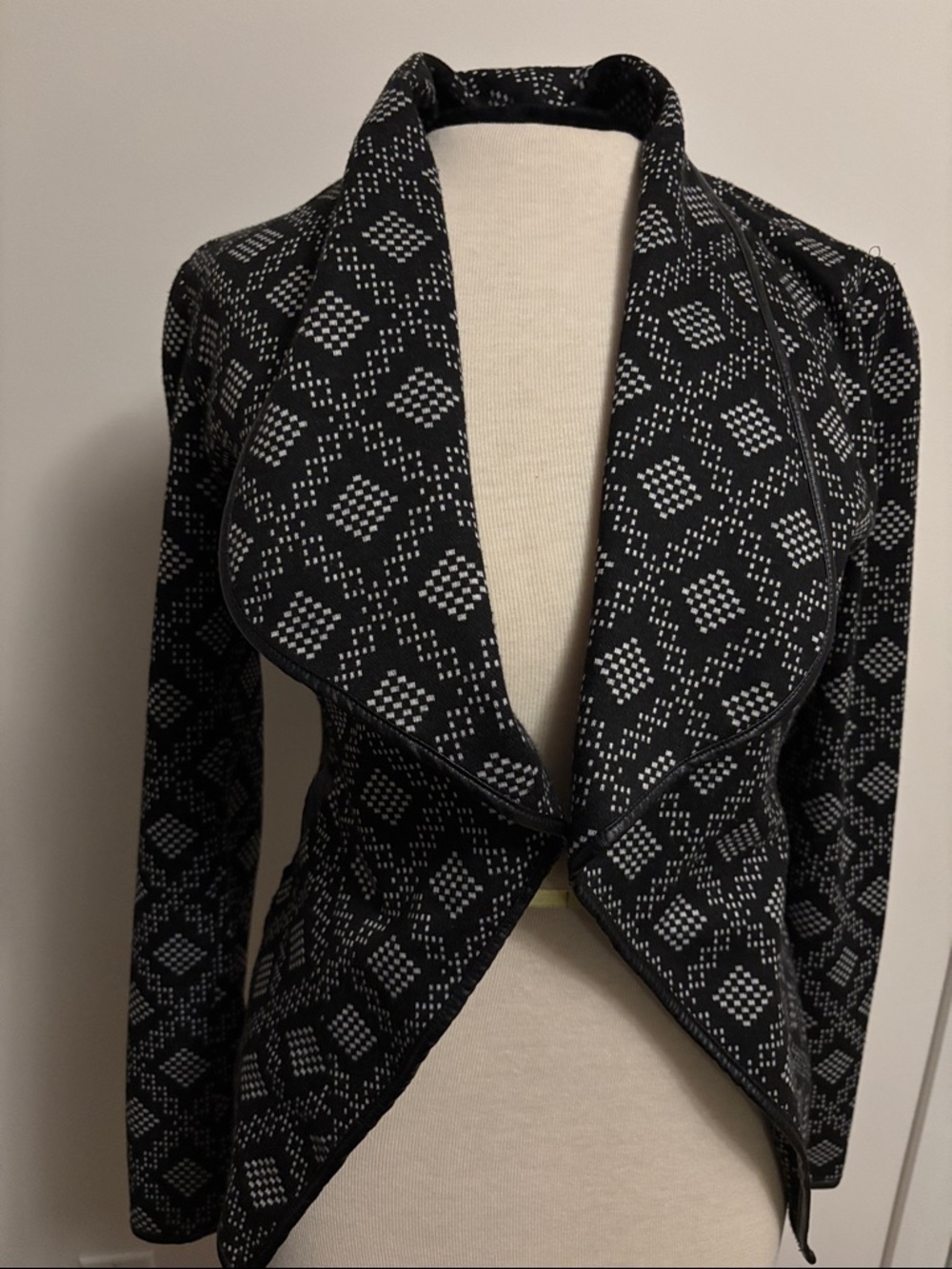 Darjoni Black & White Patterned Open-Front Women's Jacket